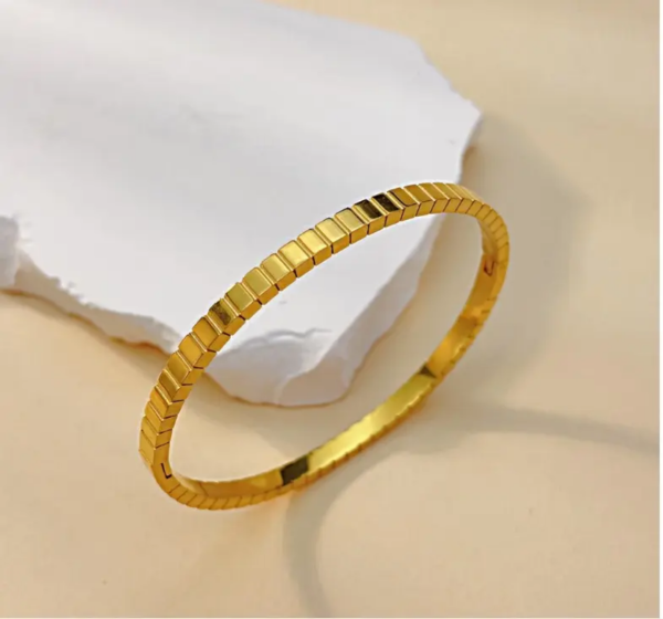 Mugdha 18k Gold Plated Bangle (Open Clasp)