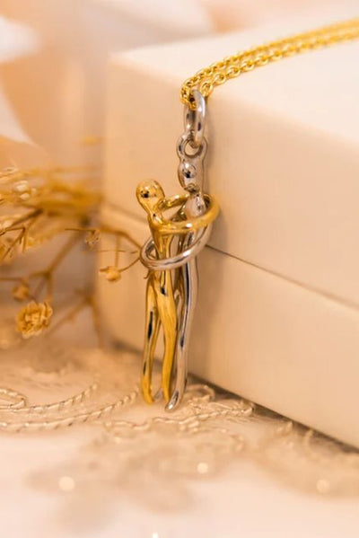 Hug Me Anti-Tarnish necklace + GIFT BOX